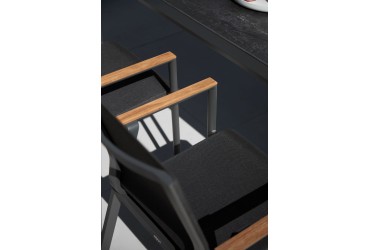 Stapelbare tuinstoel in antraciet aluminium met teak armleuning